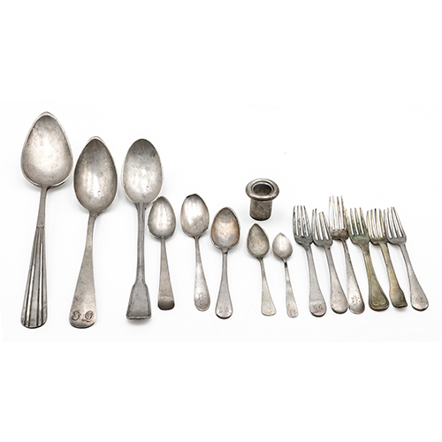 Sub.:38 - Lote: 1552A -  Lote de plata compuesto por tres cucharones de servir,cinco cucharas y cucharillas,seis tenedores y una embucadura de botella