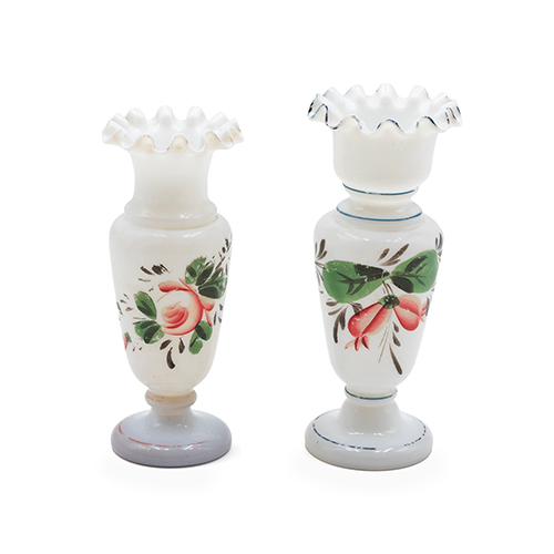 Sub.:38 - Lote: 1478 -  Dos jarroncitos en opalina con decoraci�n pintada