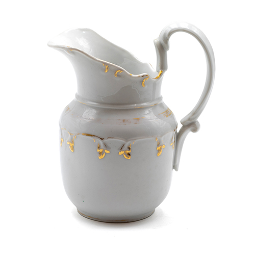 Sub.:38 - Lote: 1557 -  Jarra de porcelana con decoraci�n dorada