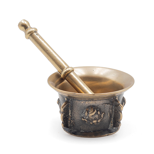 Sub.:38 - Lote: 1481 -  Almirez en bronce S. XVIII, con grieta.