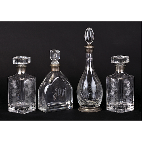 Sub.:38 - Lote: 1509 -  Conjunto de cuatro licoreras en vidrio incoloro con embocaduras de plata.