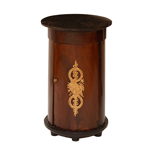 Sub.:38 - Lote: 1521 -  Mesilla cil�ndrica en caoba y tapa de m�rmol con rotura.Aplicacion en bronce