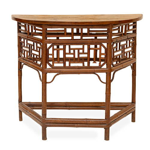 Sub.:38 - Lote: 1491 -  Consola china de media luna en bamb�