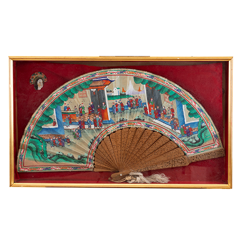 Sub.:38 - Lote: 1502 -  Gran abanico Mil caras filipino decoraci�n pintada y madera de s�ndalo tallado