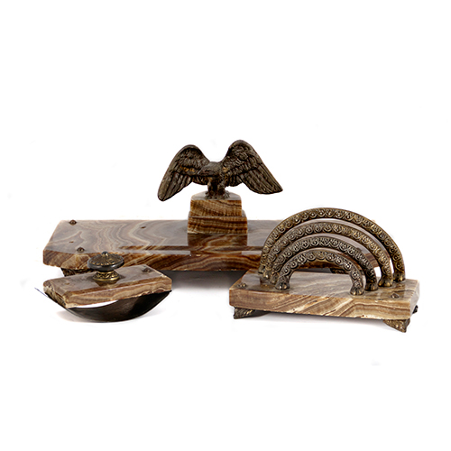 Sub.:38 - Lote: 1309 -  Escriban�a de �nix con �guila y pies de calamina.