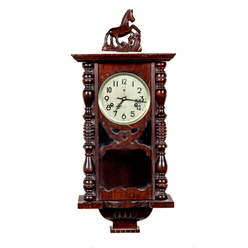 Sub.:38 - Lote: 245 -  Reloj de pared media caja en madera patinada con esfera met�lica. Flanqueado por columnas de fuste torneado, y con �tico rematado en caballo