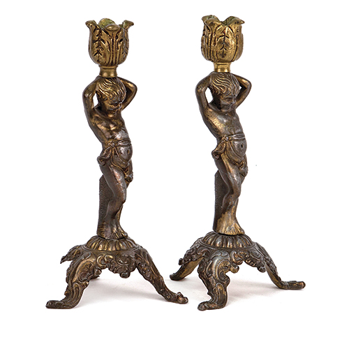 Sub.:38 - Lote: 333 -  Pareja de candeleros. En calamina, con puttis como v�stago.