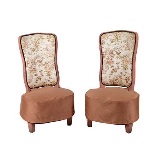 Sub.:38 - Lote: 1306 -  Pareja de butacas descalzadoras, con respaldo tapizado con motivos florales.