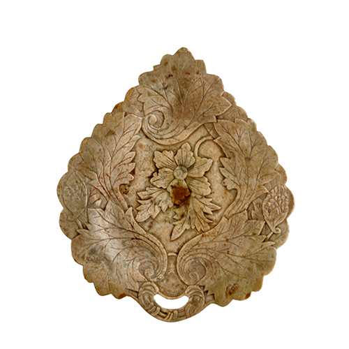 Sub.:38 - Lote: 277 -  Almendrero en forma de hoja en piedra dura tallada.