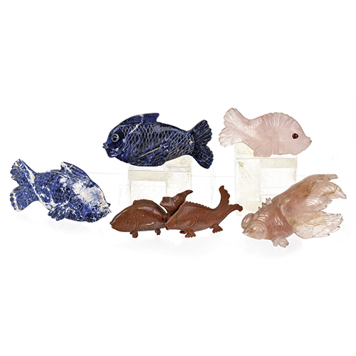 Sub.:38 - Lote: 281 -  Lote de cinco figuras de peces tallados en diferentes materiales.