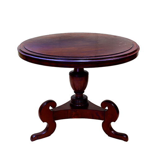 Sub.:38 - Lote: 1392 -  Mesa velador en madera con pie central torneado apoyado sobre base triangular de tres patas.