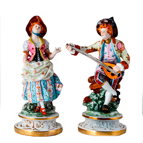 Sub.:38 - Lote: 1345 -  Pareja de j�venes m�sicos. Pareja de figuras en porcelana esmaltada