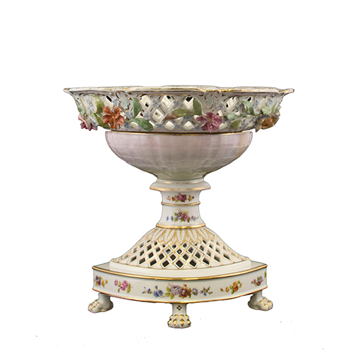 Sub.:38 - Lote: 1336 -  Centro de porcelana felosia con flores en relieve