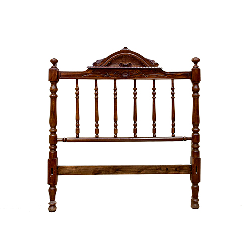 Sub.:38 - Lote: 209 -  Cabecero de cama en madera de haya torneada y patinada.