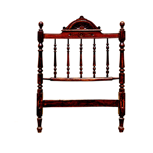 Sub.:38 - Lote: 210 -  Cabecero en madera de haya patinada con remate y balaustres torneados.