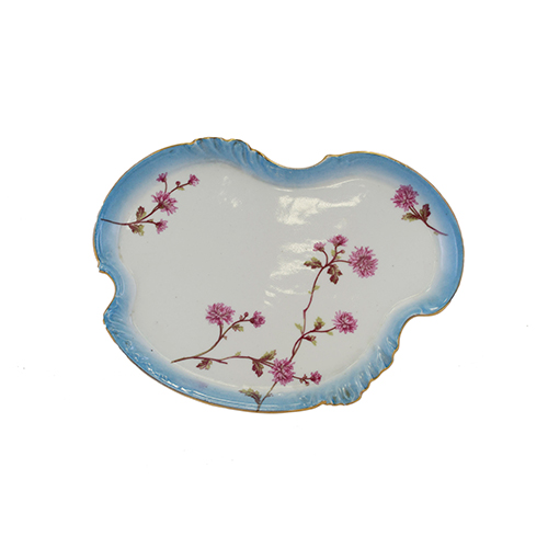 Sub.:38 - Lote: 1423 -  Plato de pastas de borde lobular en porcelana con decoraci�n azul pintada, borde dorado y motivos florales.