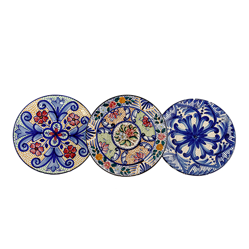 Sub.:38 - Lote: 1382 -  Lote de tres platos en cer�mica esmaltada con decoraci�n geom�trica y vegetal
