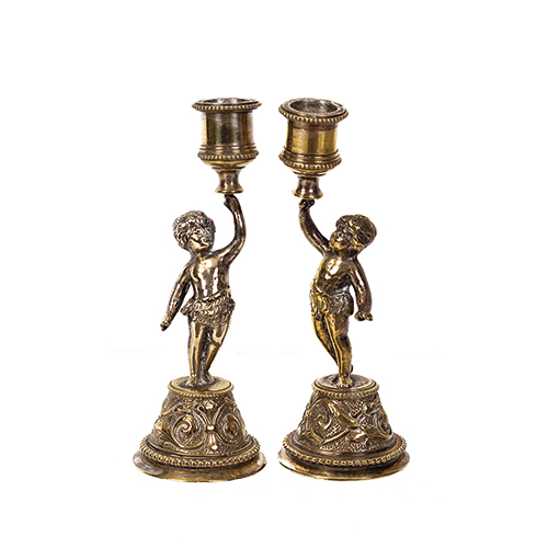 Sub.:38 - Lote: 292 -  Pareja de candeleros en bronce con v�stagos en forma de putti.