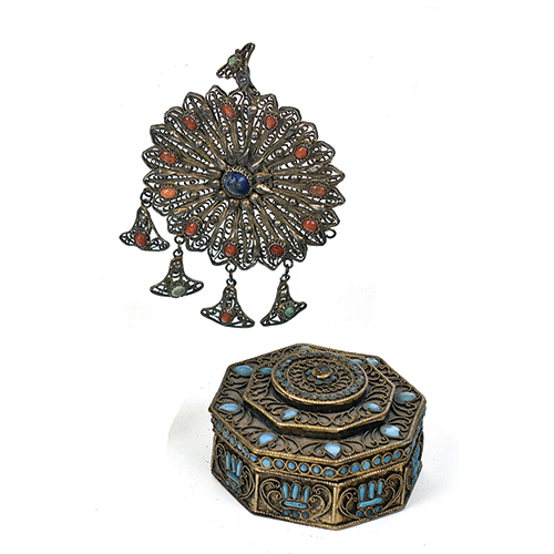 Sub.:38 - Lote: 1375 -  Lote de peque�a cajita en lat�n y piedras duras, y colgante oriental en plata con filigrana.