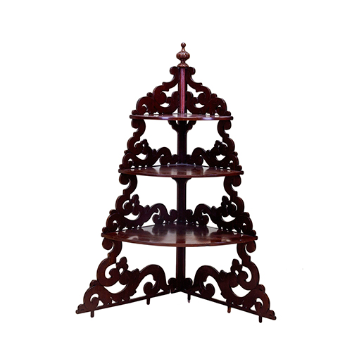 Sub.:38 - Lote: 196 -  Estante rinconero en madera tallada con molduras de volutas estiradas. Remate bulbado