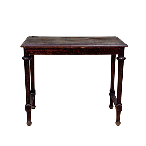 Sub.:38 - Lote: 1433 -  Mesa auxiliar en madera tallada con patas torneadas y chambranas laterales. Con faltas.