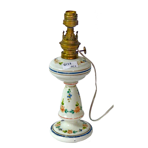 Sub.:38 - Lote: 332 -  Quinqu� en vidrio opalina con decoraci�n de flores pintadas.