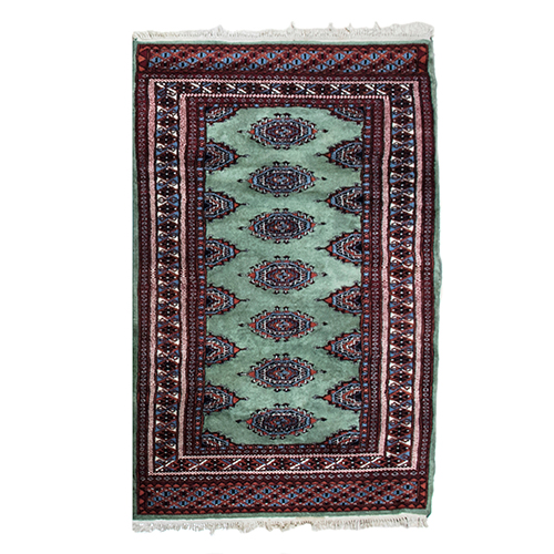 Sub.:38 - Lote: 286 -  Alfombra de pasillo de cenefa roja con decoraci�n de medallones como central de campo recortada sobre fondo verde.