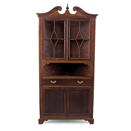 Sub.:38 - Lote: 1360 -  Rinconera estilo Chippendale en madera patinada con cajones en cintura.