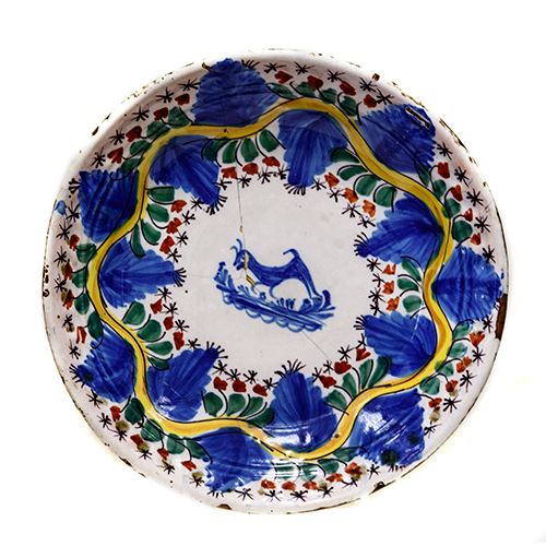 Sub.:38 - Lote: 1399 -  Plato en cer�mica esmaltada del siglo XIX con decoraci�n pol�croma en formas vegetales y animales. Presenta grietas y alg�n desperfecto.