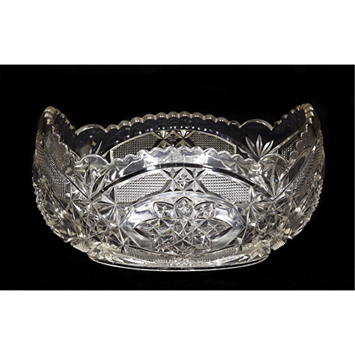 Sub.:38 - Lote: 212 -  Centro de mesa en cristal tallado, de borde alabeado y profusa decoraci�n floral y geom�trica.