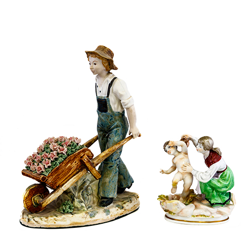 Sub.:38 - Lote: 188 -  Jardinero con carretilla de rosas. Figura en porcelana esmaltada.