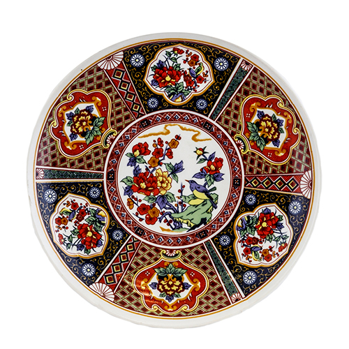 Sub.:38 - Lote: 1389 -  Plato en porcelana esmaltada con decoraci�n de corte orientalista, y ala compartimentada con grecas geom�tricas y composiciones florales en cartuchos.