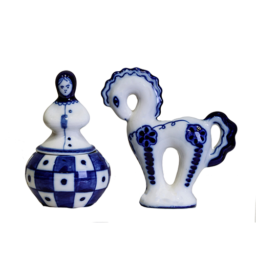 Sub.:38 - Lote: 1343A -  Lote de dos figuras en porcelana esmaltada azul y blanco