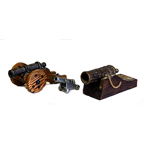 Sub.:38 - Lote: 1367 -  Lote de tres r�plicas en miniatura de ca�ones de guerra.