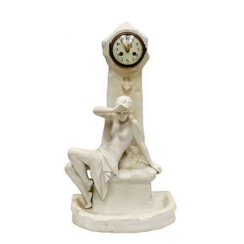 Sub.:39 - Lote: 329 -  Reloj de sobremesa modernista en biscuit con dama en una fuente