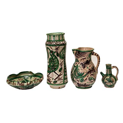 Sub.:39 - Lote: 286 -  Lote de cuatro objetos en cer�mica de Punter policromada con decoraci�n geom�trica. Formado por: jarra, albarelo, botijo y centro ovalado