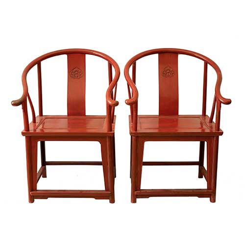 Sub.:39 - Lote: 274 -  Pareja de sillones chinos en madera lacada en rojo con respaldo en forma de herradura y decoraci�n tallada.