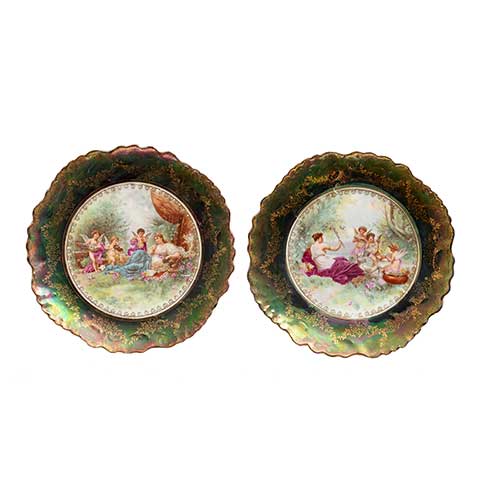 Sub.:39 - Lote: 320 -  Pareja de platos en porcelana con escenas rom�nticas centrales.