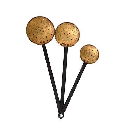 Sub.:39 - Lote: 344 -  Tres raseras en lat�n con mangos de hierro.