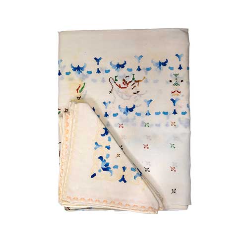 Sub.:39 - Lote: 227 -  Mantel en hilo bordado azul y rosa con ocho servilletas