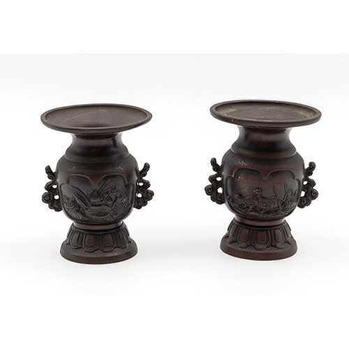Sub.:39 - Lote: 240 -  Pareja de peque�os jarrones chinos con relieves de aves en bronce patinado.