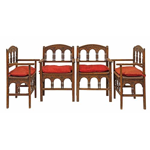 Sub.:39 - Lote: 303 -  Cuatro sillones en madera de pino con palillos torneados y arquer�as