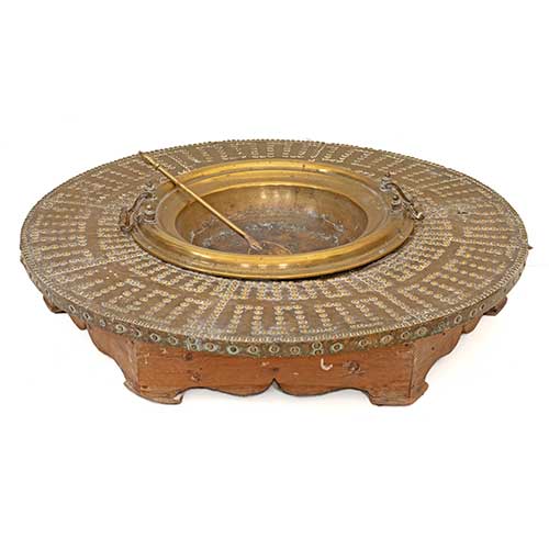 Sub.:39 - Lote: 288 -  Brasero con tarima forrado de lat�n y decorado con tachuelas S.XIX