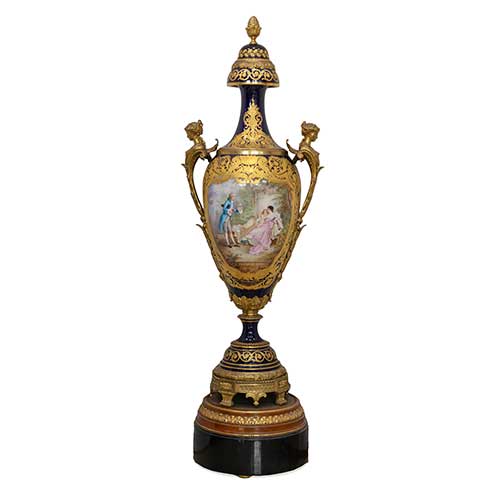 Sub.:39 - Lote: 532 -  Jarron de porcelana