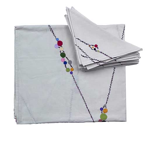 Sub.:39 - Lote: 235 -  Manteler�a en hilo bordado con 9 servilletas grandes y ocho peque�as