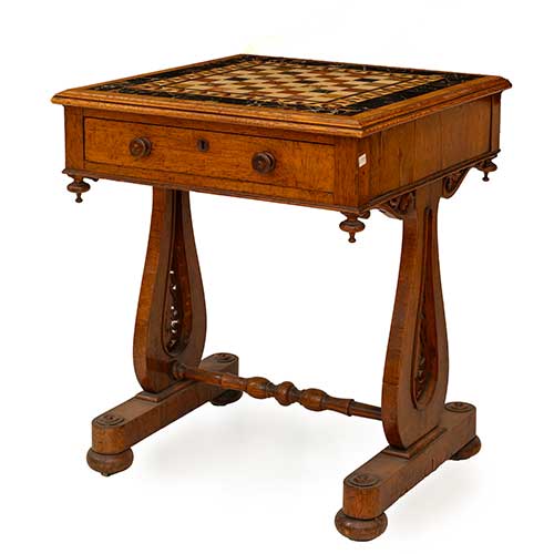 Sub.:39 - Lote: 425 -  Mesa inglesa de juego realizada en madera de roble tallada y torneada con cajn en cintura