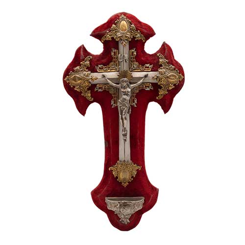 Sub.:39 - Lote: 322 -  Aguabenditera en metal dorado y plateado sobre soporte en madera tapizada