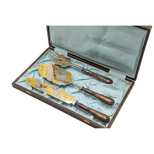 Sub.:39 - Lote: 237 -  Estuche de cubiertos de servir en plateado y dorado con tres piezas