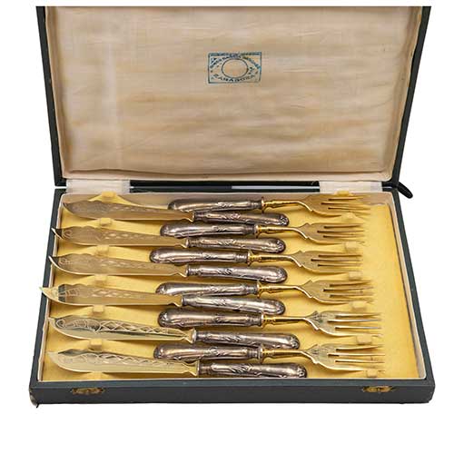 Sub.:39 - Lote: 236 -  Juego de seis cuchillos y tenedores de postre en metal plateado y dorado en su estuche