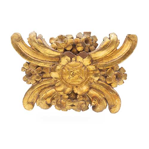 Sub.:39 - Lote: 301 -  Remate dorado de retablo en madera tallada y dorada